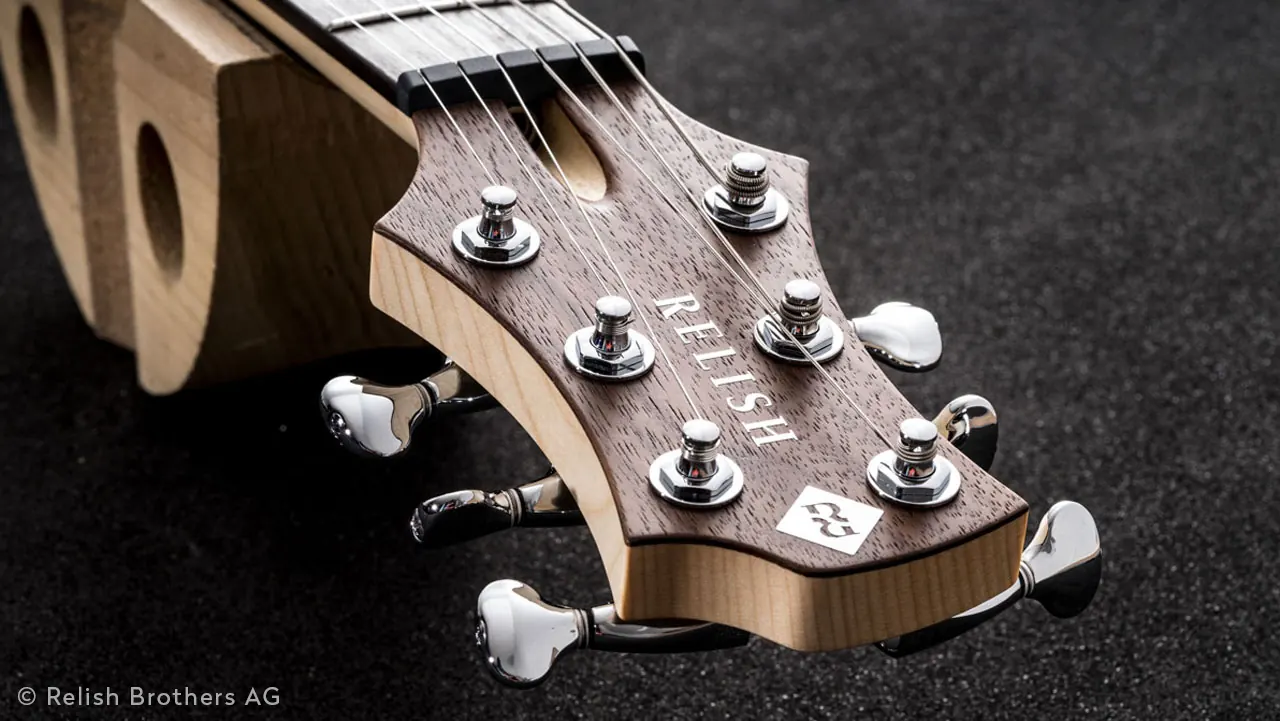Kopfplatte der Relish E-Gitarre mit Mechaniken