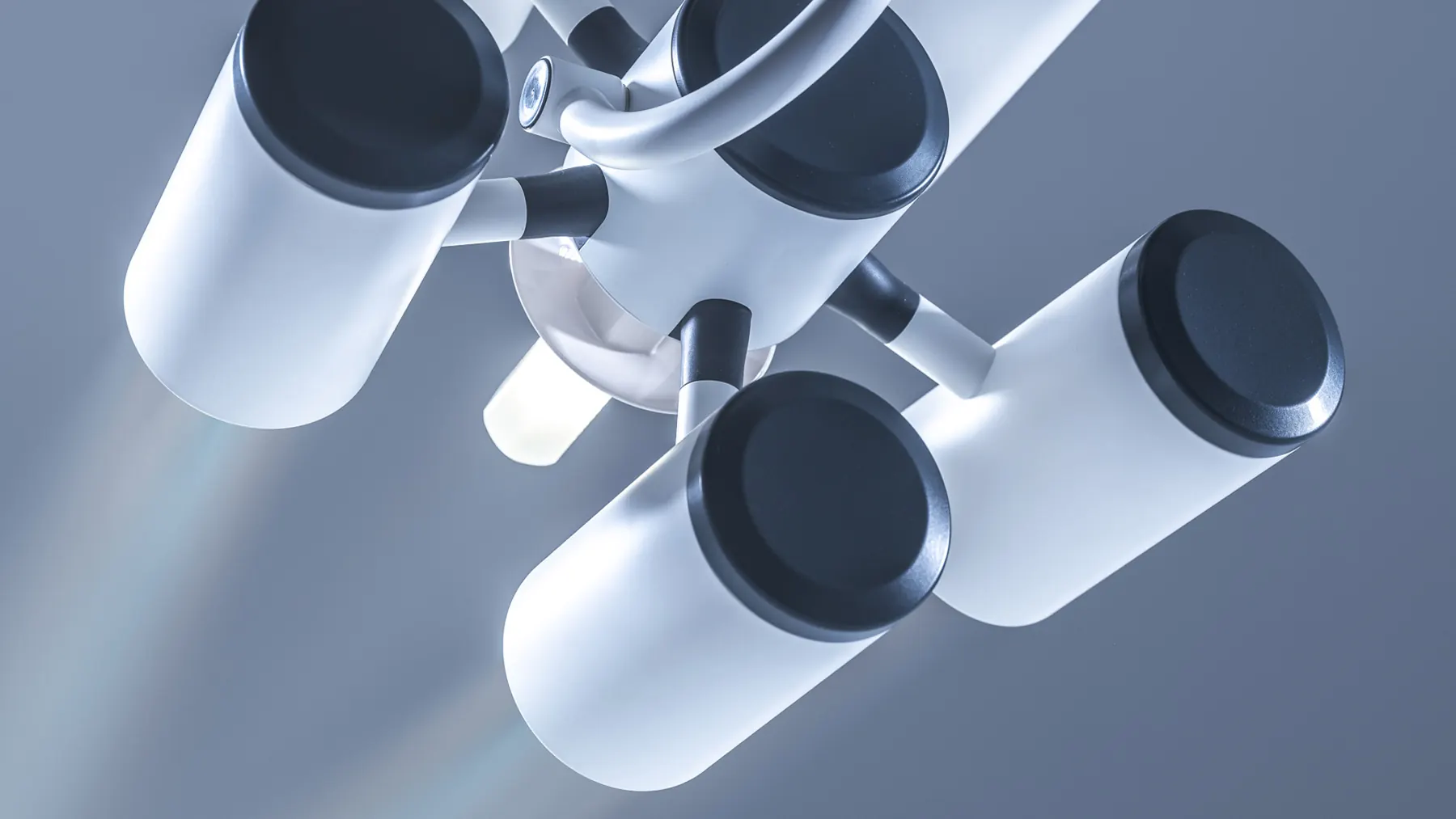 Designvariante der OP-Leuchte in Weiss mit blauem Licht